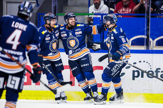Växjös Manuel Ågren jublar med lagkamrater