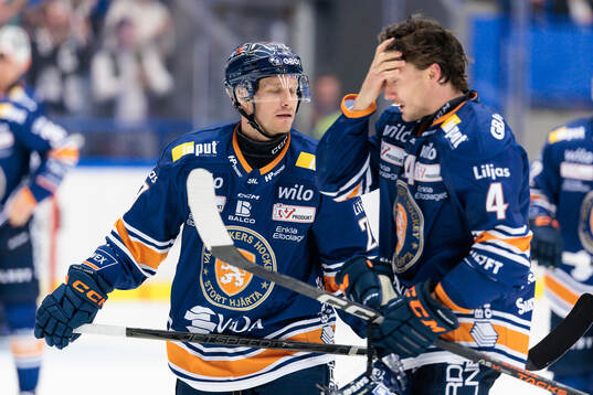 Växjös Sebastian Strandberg och Keegan Lowe deppar