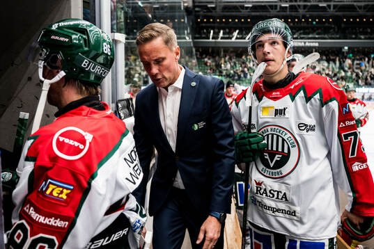 Frölundas tränare Roger Rönnberg och David Edstrom deppar