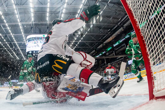 Rögles Josh Dickinson skjuter in 1-0 målet bakom