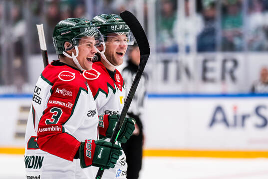 Frölundas Albin Sundin och Christian Folin jublar