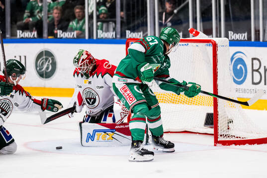 Frölundas målvakt Lars Johansson och Rögles Leon Bristedt