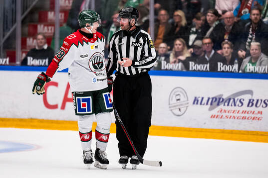 Frölundas Carl Klingberg och Linjedomare Ludvig Lundgren