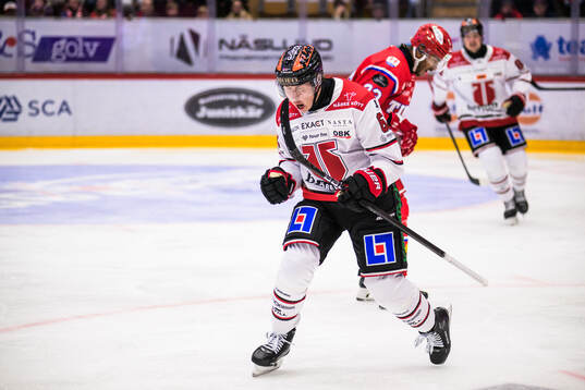 Örebros Robert Leino jublar