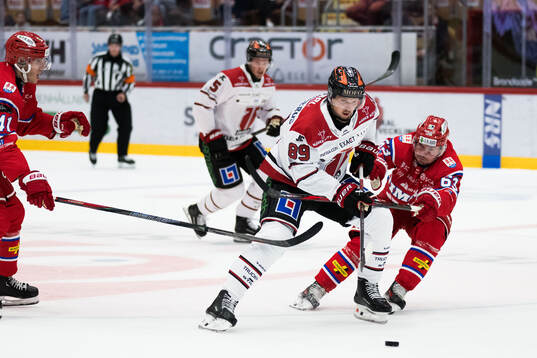 Örebros Patrik Karlkvist och Timrås Elmeri Eronen