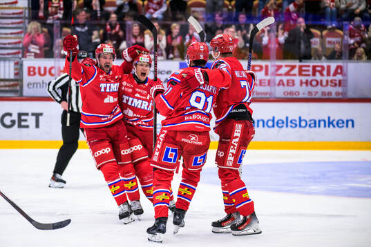 Timrås Magnus Pääjärvi jublar med lagkamrater