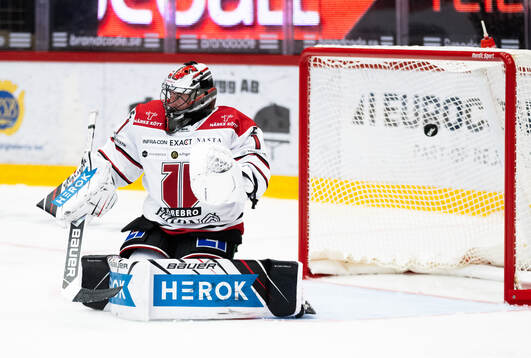 Örebros målvakt Jhonas Enroth släpper in 1-1 målet