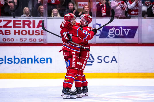 Timrås Anton Lander och Jonathan Dahlén jublar