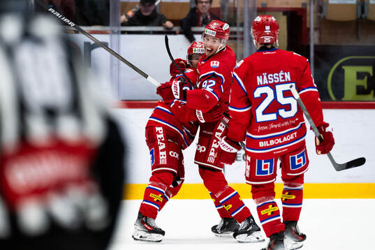 Timrås Elmeri Eronen och  Anton Lundmark jublar