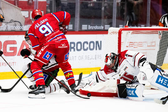 Timrås Magnus Pääjärvi och Örebros målvakt Jhonas