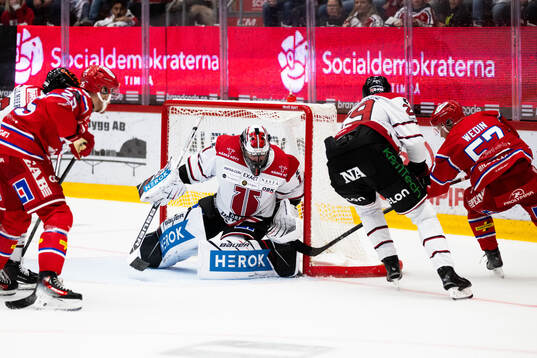 Timrås Anton Wedin gör 4-3 bakom Örebros målvakt Jhonas