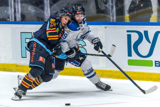 Djurgårdens Fredric Weigel och Karlskogas Stelio Mattheos