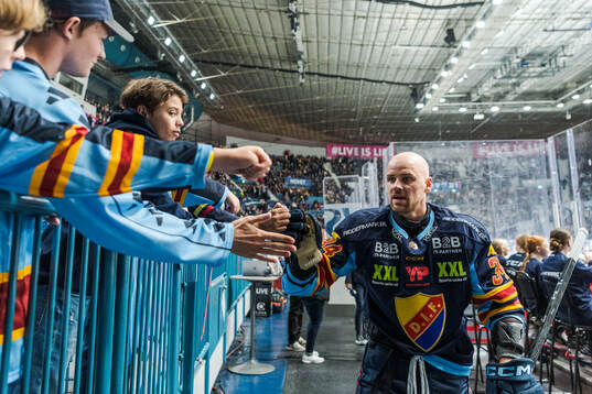 Djurgårdens Daniel Brodin med supportrar