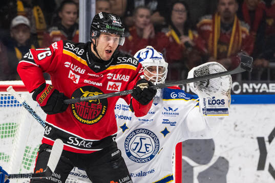 Luleås Anton Levtchi och Leksands målvakt Mantas Armalis