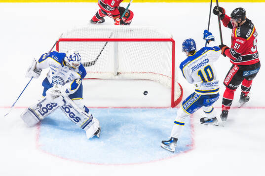 Luleås Markus Nurmi gör 1-0 bakom Leksands målvakt