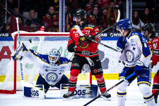 Luleås Linus Omark gör 5-1 bakom Leksands målvakt Jakob