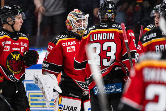 Luleås målvakt Joel Lassinantti jublar med lagkamrater
