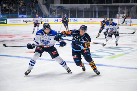 Karlskogas Johan Motin och Djurgårdens Fredric Weigel
