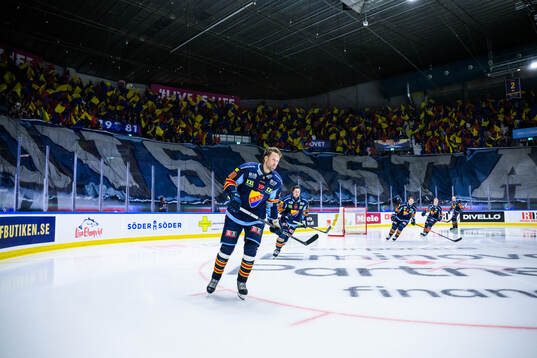 Djurgårdens Dick Axelsson framför tifo