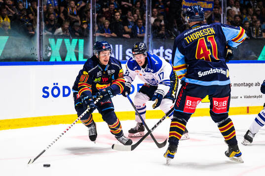 Djurgårdens Tyler Kelleher och Karlskogas Leevi Aaltonen
