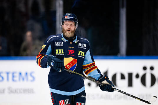 uDjurgårdens Patrick Thoresen nder ishockeymatchen i