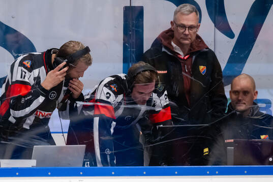 Domare Filip Eriksson och Niklas Johansson med en