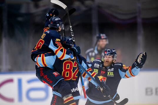 Djurgårdens Victor Eklund och Colby Sissons jublar