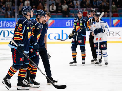 Djurgårdens Arvid Costmar lämnar isen