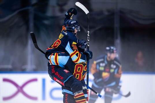 Djurgårdens Victor Eklund och Colby Sissons jublar