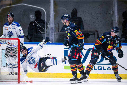 Karlskogas Stelio Mattheos mot Djurgårdens Hugo Blixt