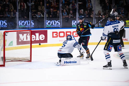 Karlskogas målvakt Lars Volden och Djurgårdens Patrick