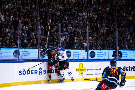 Djurgårdens Tyler Kelleher och Karlskogas Johan Motin