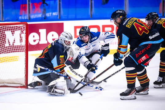 Djurgårdens målvakt Viktor Andrén och Karlskogas Eskild