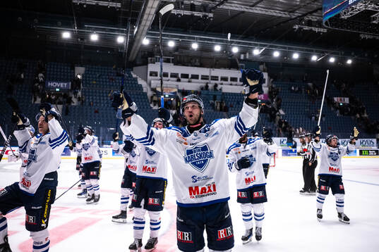 Karlskogas spelare jublar