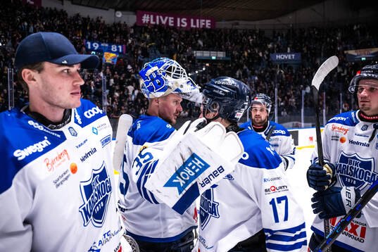 Karlskogas målvakt Lars Volden jublar