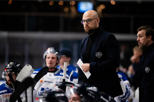 Karlskogas tränare Dennis Hall