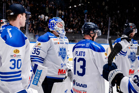 Karlskogas målvakt Lars Volden jublar