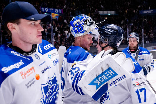 Karlskogas målvakt Lars Volden jublar