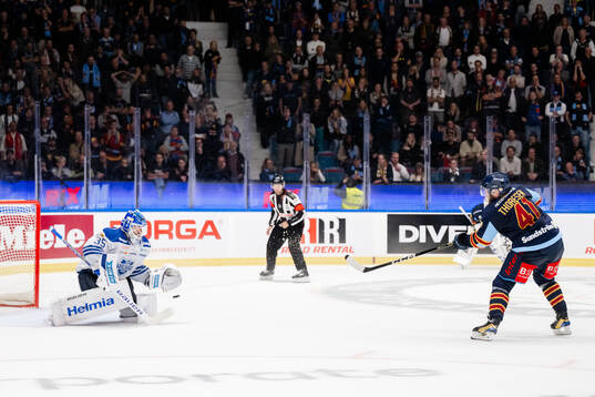 Djurgårdens Patrick Thoresen gör mål bakom Karlskogas