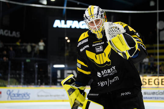 Västerås målvakt Rasmus Korhonen jublar