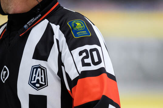 En huvuddomares tröja med Hockeyallsvenskans och Svenska