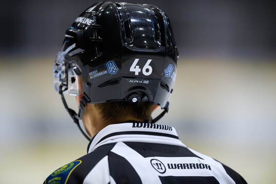 Baksidan av en linjedomares hjälm med Hockeyallsvenskans