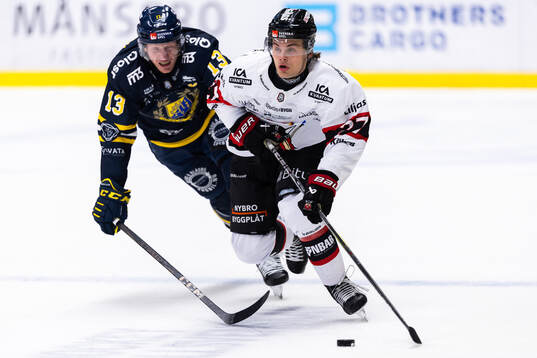 Södertäljes Henrik Eriksson och Nybro Vikings Alex Ciernik