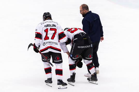 Nybro Vikings Jesper Mångs har ont