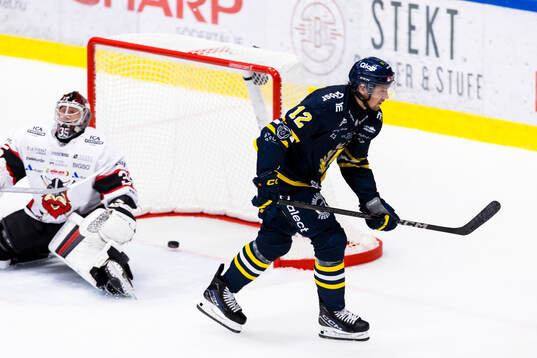 Södertäljes Viktor Liljegren gör 3-2 bakom Nybro Vikings