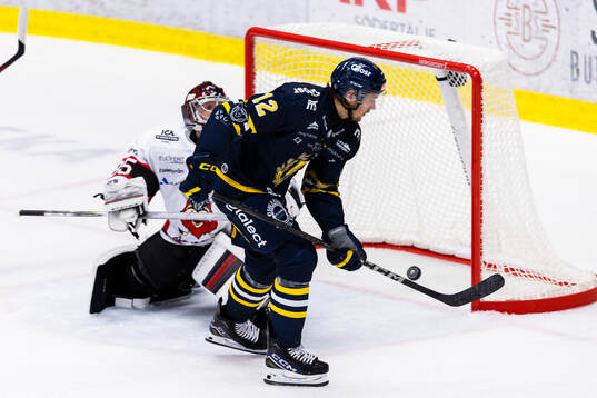 Södertäljes Viktor Liljegren gör 3-2 bakom Nybro Vikings