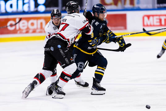 Nybro Vikings Emile Poirier med en tackling på