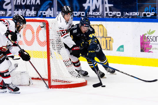 Södertäljes Carter Souch försöker runda målburen