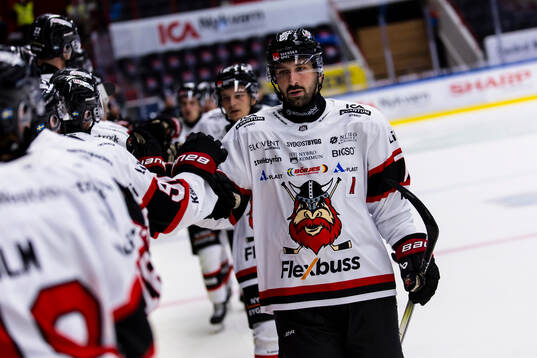 Nybro Vikings Emile Poirier jublar med lagkamrater