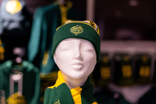 Björklövensouvenirer innan ishockeymatchen i